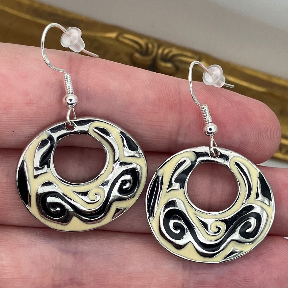 Silver Tone Dangle Earring Fish Hook Cream Black Silver Enamel Swirl Circle Mod
